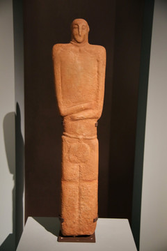 公元前4千年砂岩人形石碑