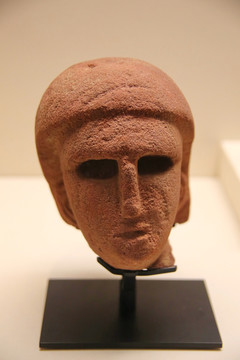 公元前4世纪沙特石雕女性头像