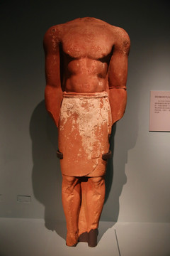 公元前3世纪沙特砂岩男性雕像