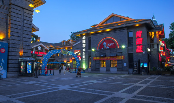 民国建筑城市酒吧街夜景