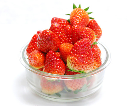 玻璃器皿里的红草莓