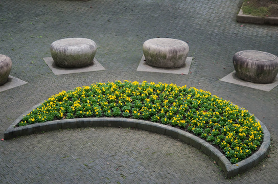 月牙形花坛