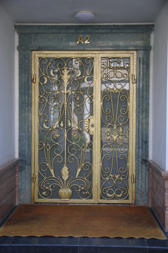 铜雕花式大门