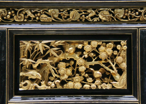 清代代金漆木雕梅花喜鹊花板