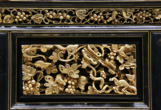 清代金漆木雕葡萄纹花板