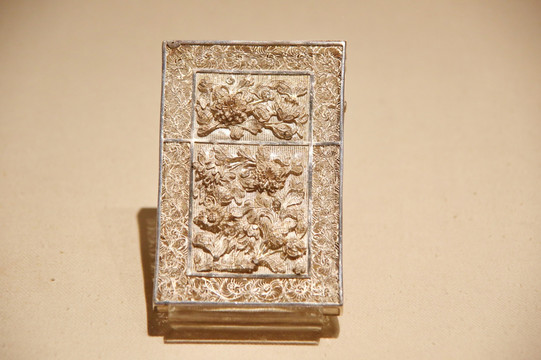 清代银镀金花卉纹名片盒
