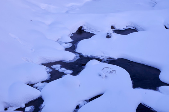 冰封小溪
