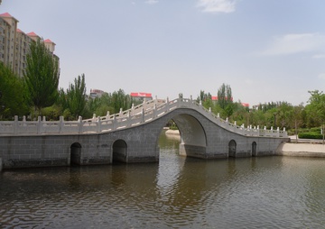 湖面拱桥
