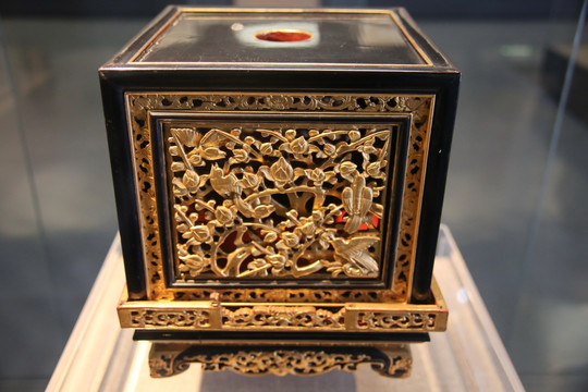 清代金漆木雕花鸟纹方盒