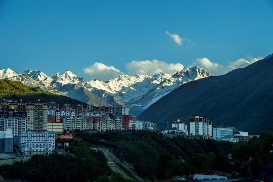 雪山下的城市