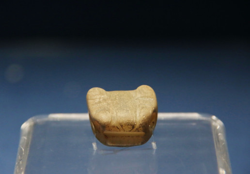 新石器时代石家河文化虎首形玉珮