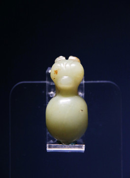 新石器时代红山文化黄玉兽形珮