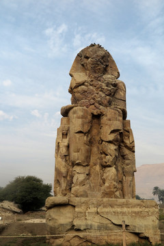 埃及孟农巨像