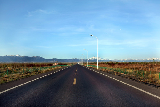 新疆天山公路 沙漠公路