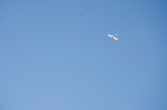 蓝天上的小飞机
