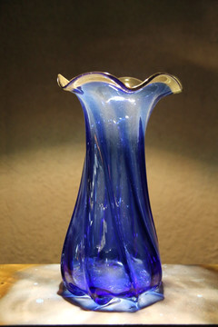 玻璃艺术品蓝色花口花瓶