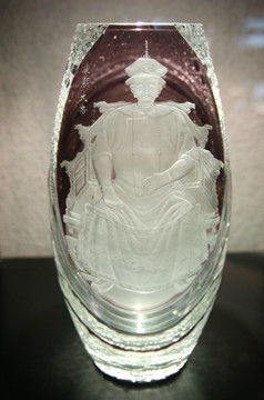 玻璃艺术品雕康熙像花瓶