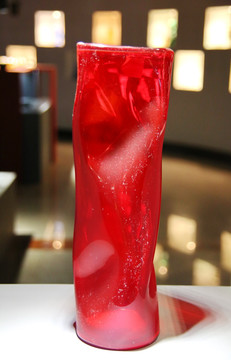 玻璃工艺品红色内凹长颈花瓶