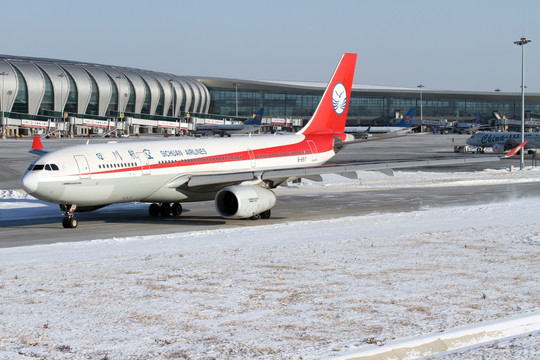 雪后机场 飞机滑行