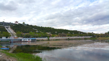 城市湖景