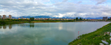 城市湖景