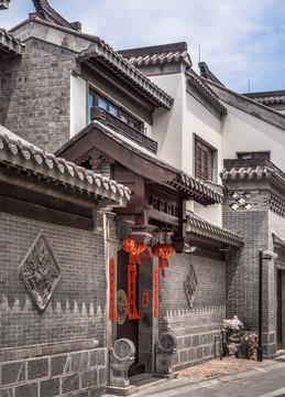 中式古民居宅院大门木门