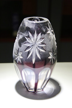 玻璃工艺品花朵纹鼓式瓶