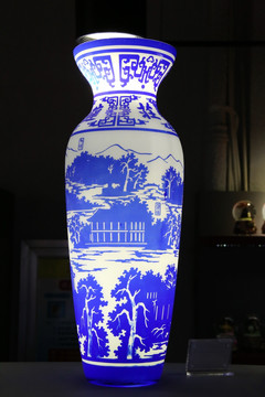 玻璃工艺品白地蓝色山庄花瓶