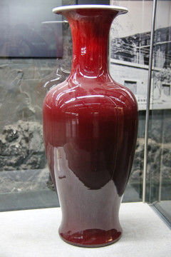 红釉花瓶