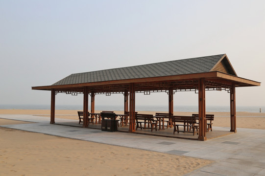 海滩滩的凉亭