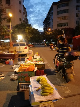 夜市地摊卖香蕉