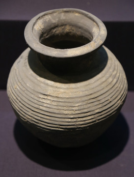 汉代环纹陶瓶