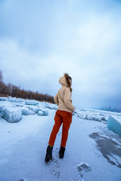 美丽少女站在雪地里远望