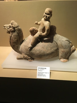 唐三彩骆驼人物俑