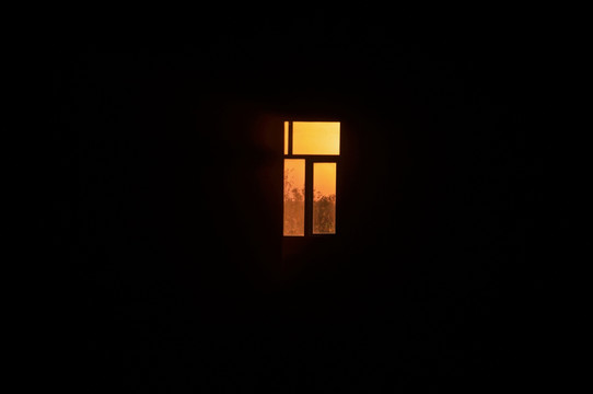 一扇对着黄昏的窗