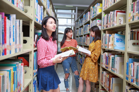 靠着图书架看书的女学生们