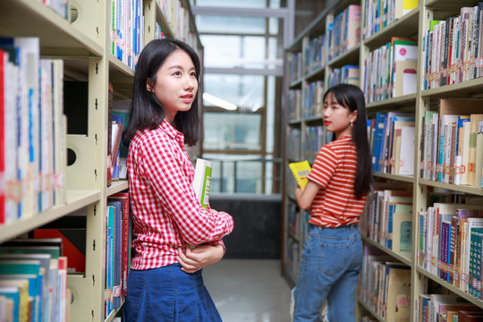 站在图书馆里的女学生们