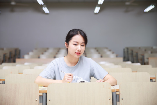 女学生在教室里做着作业