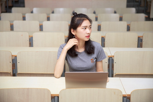 坐在大学教室里左边的女大学生