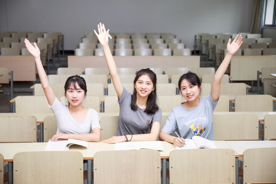 女学生们在课上举手发言