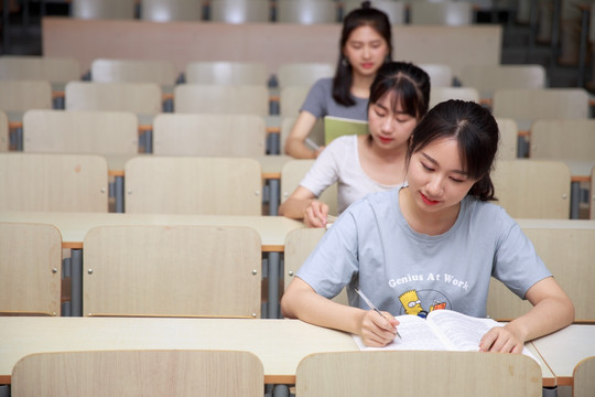 认真看书的女学生们