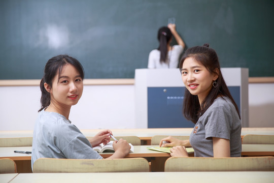 坐在教室里微笑着的女学生们