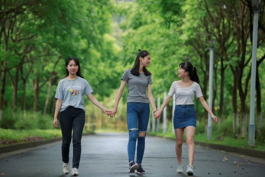 牵着手聊天的女学生们