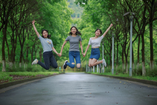 微笑着跳起来的女学生们