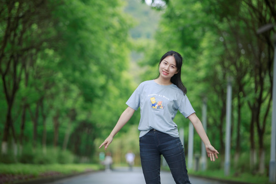 女学生张开双手微笑着
