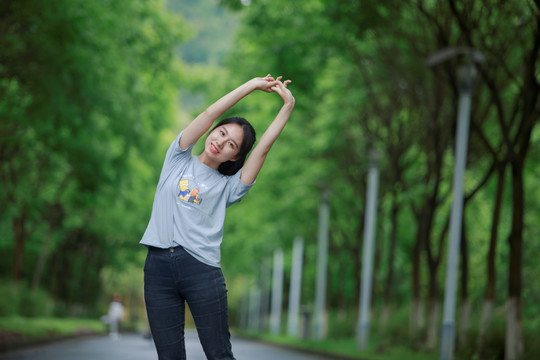 微笑着伸懒腰的女学生们