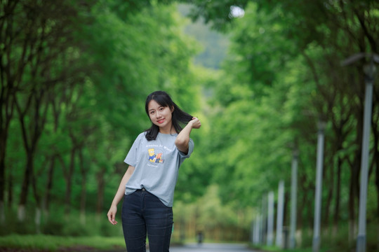 微笑着看着前方的女学生