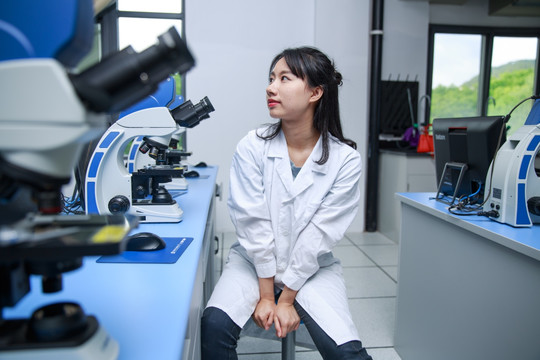 坐在实验室里思考的女学生