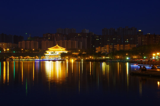 西安曲江池南湖夜景