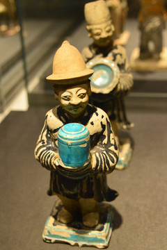 明代彩釉陶侍从俑 捧瓷罐俑